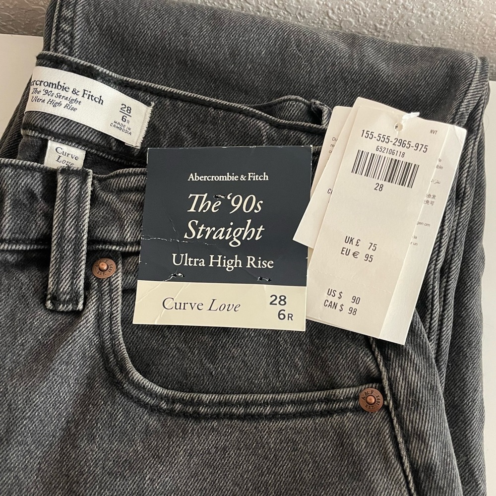 Abercrombie Curve Love Ultra High Rise 90s Straight Jean -Brand new!